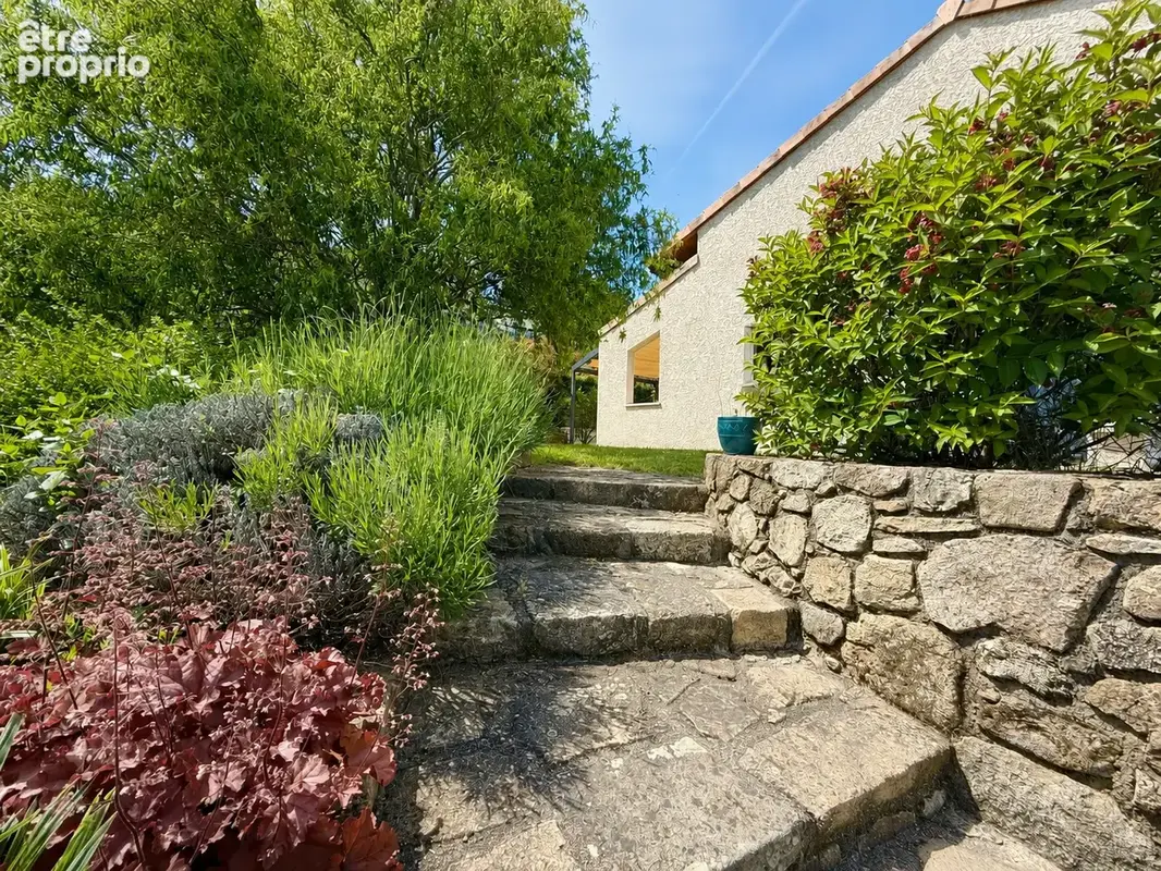 Villa traditionnelle de 2010 - 144 m2 habitables sur 1979 m2 de terrain avec sous-sol, garages et piscine à 5 - photo 4