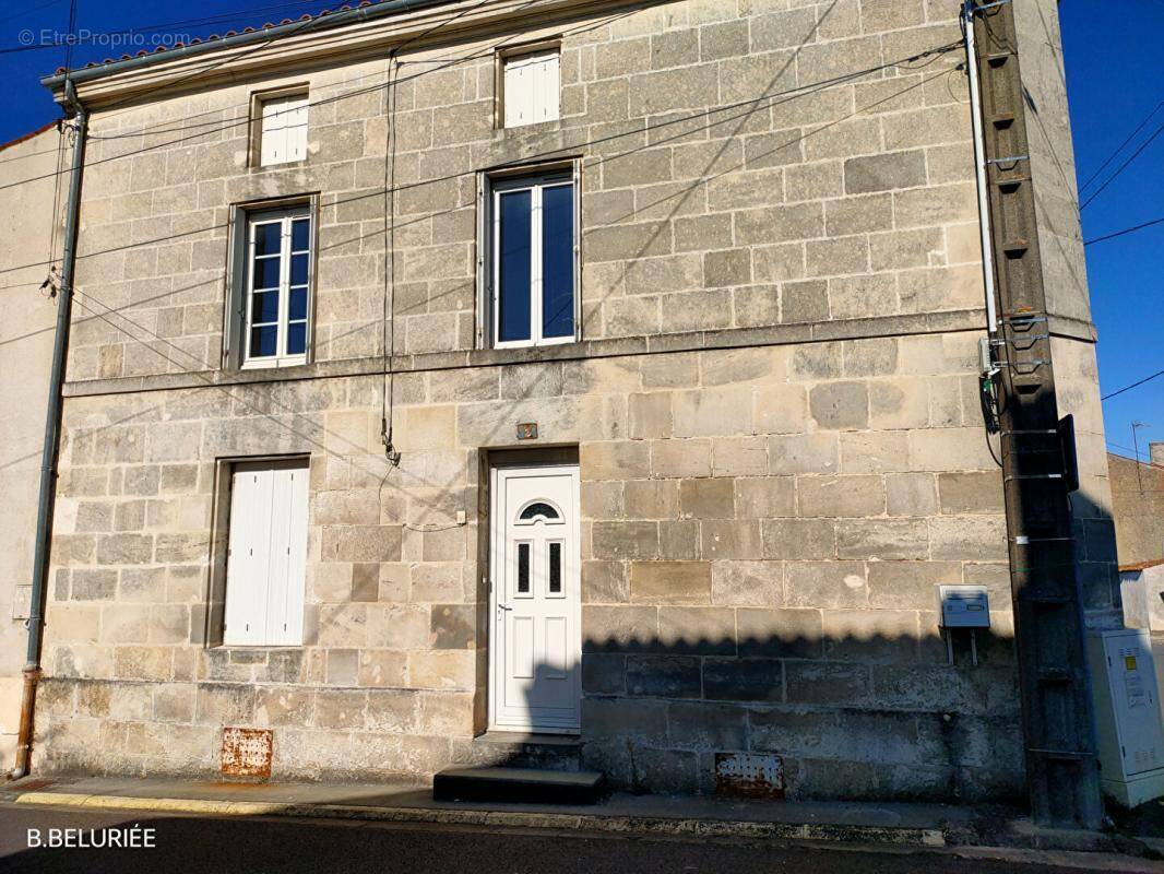 Maison à SAINT-JEAN-D'ANGELY