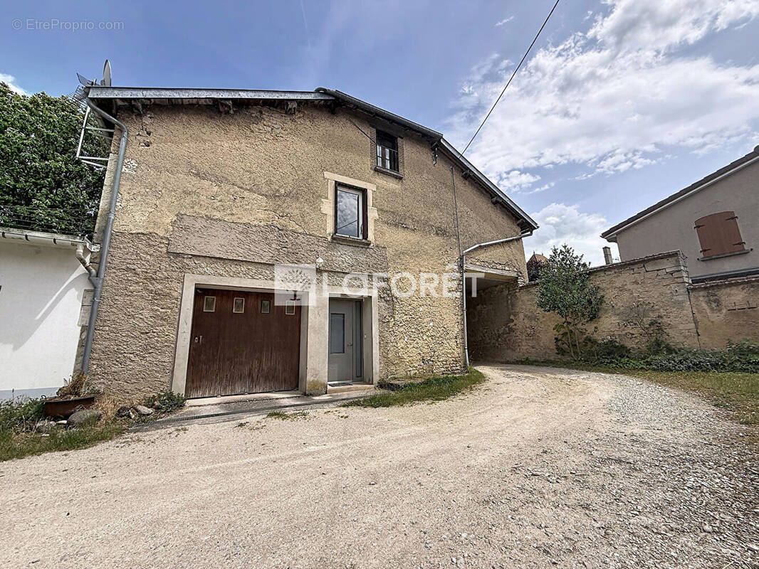 Maison à NEUFCHATEAU