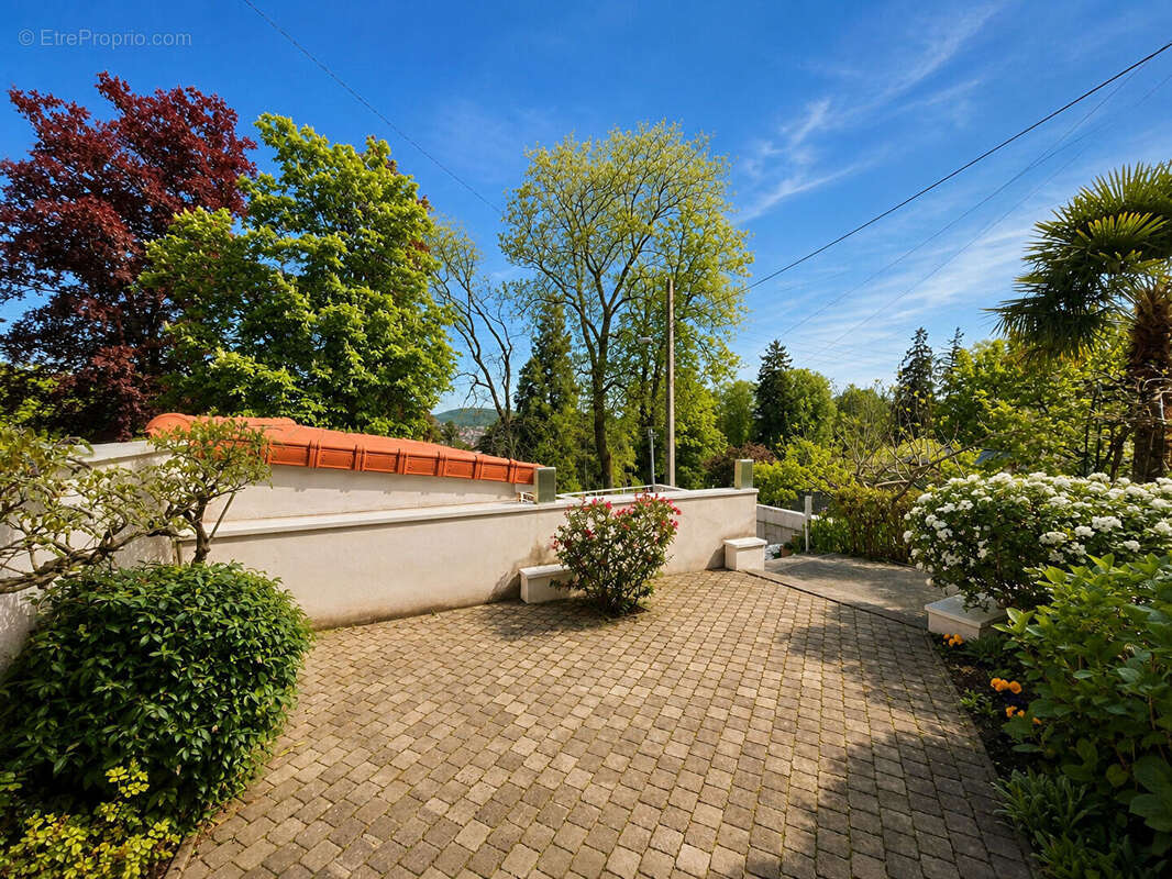 Royat - Maison avec panorama, jardin, terrasses et spa / 7 Pièces principales / 185 m² / Parcelle 942 m² - photo 4