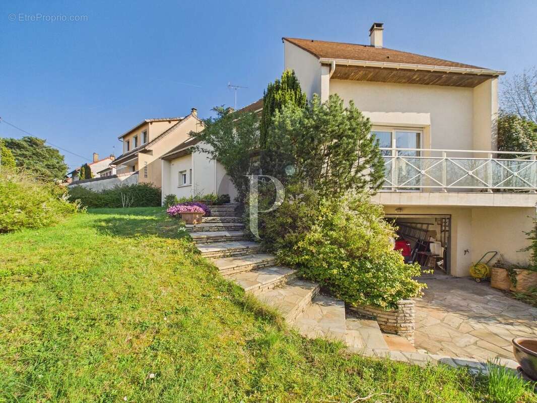 Maison à VERRIERES-LE-BUISSON