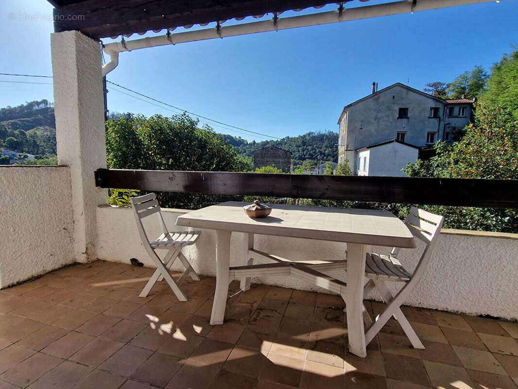 Maison sur deux niveaux avec terrain de 1 500 m² et garages - photo 9
