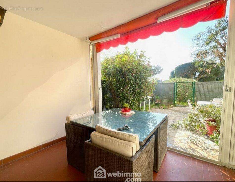 Une ouverture généreuse sur l?extérieur pour une continuité naturelle entre intérieur et jardin. - Appartement à SAINTE-MAXIME