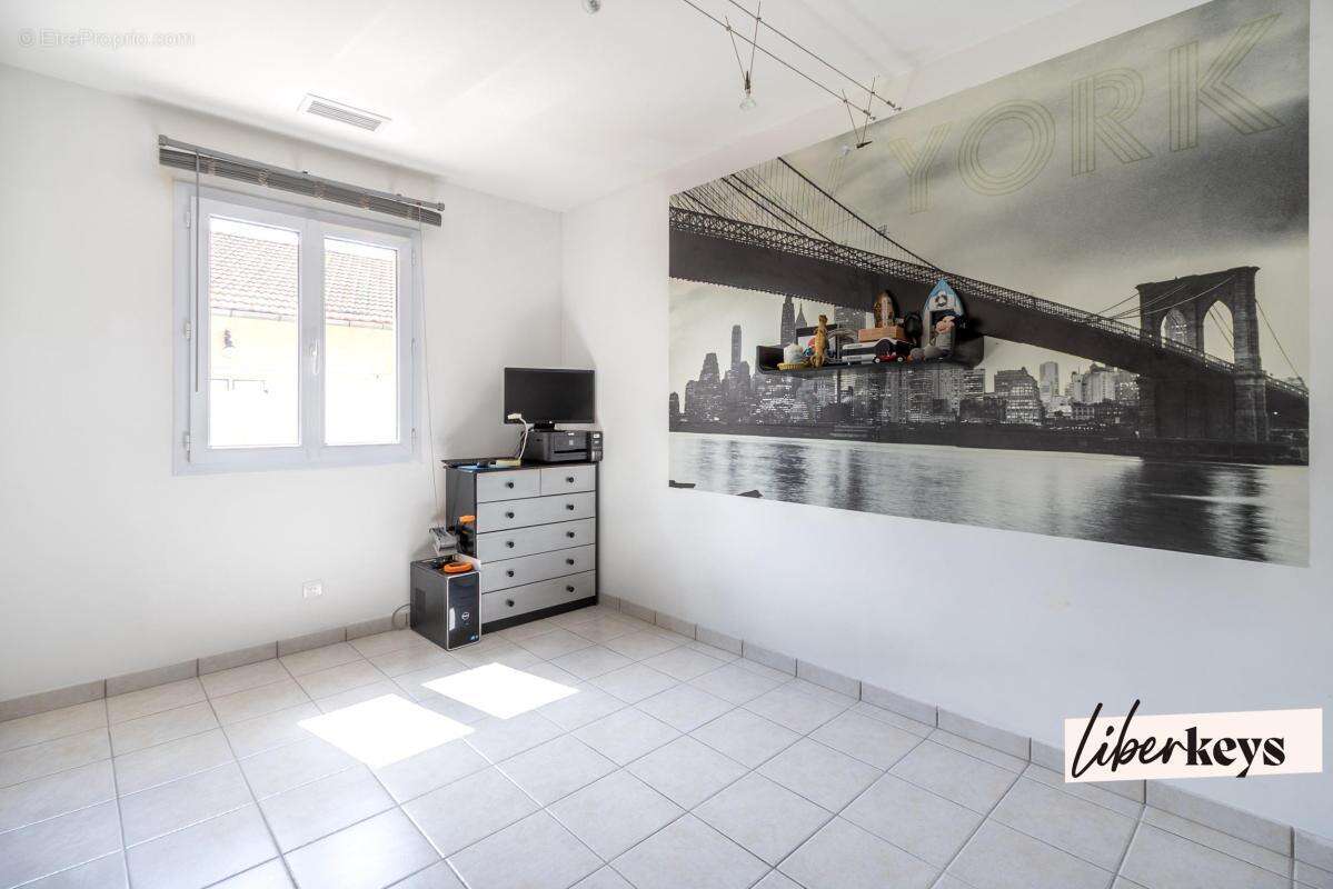 Maison familiale 108 m² – Jardin, piscine, garage et 3 stationnements – Toulon Sainte-Musse  - photo 4