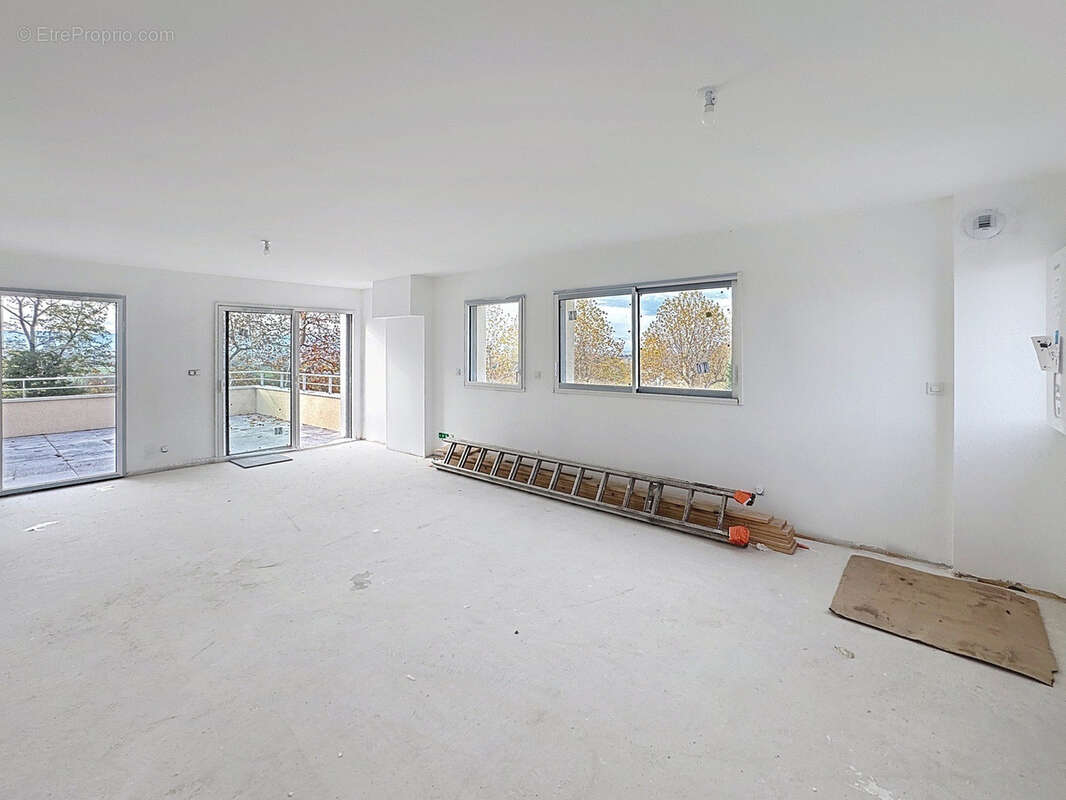 Appartement à VEAUCHE