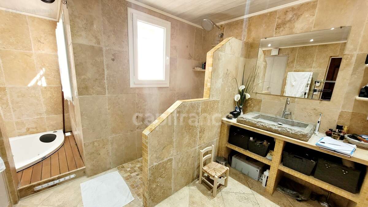 PEYRUIS (04) Villa de 247 m2 avec piscine édifiée sur une parcelle de 2400 m2 - photo 13