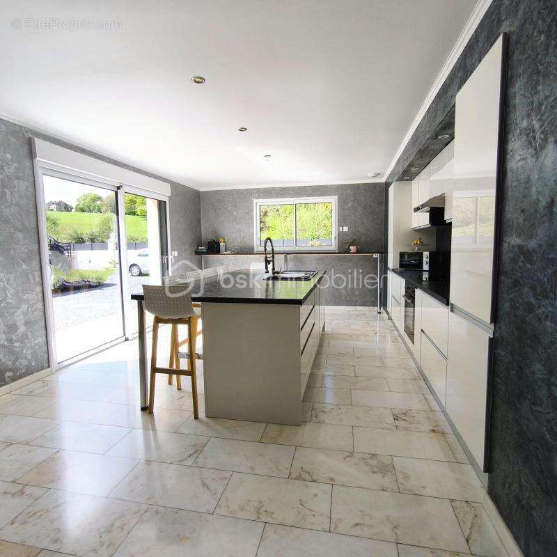 Maison à LE GENEST-SAINT-ISLE