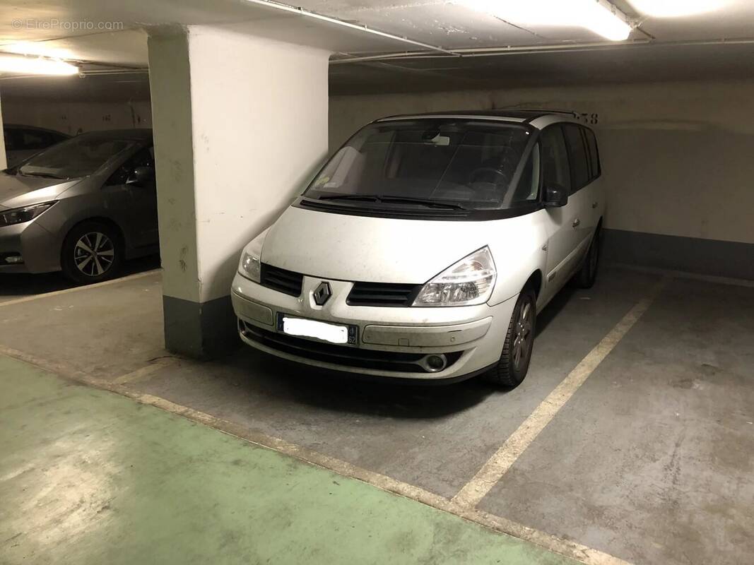 Parking à PARIS-4E