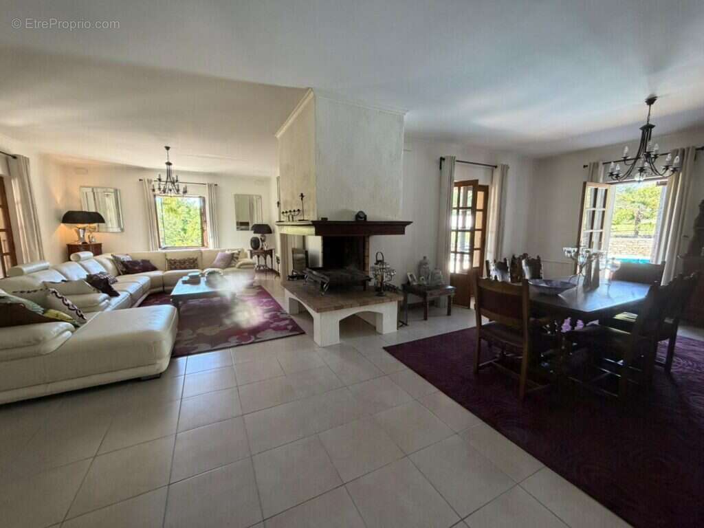 Maison à ALBA-LA-ROMAINE