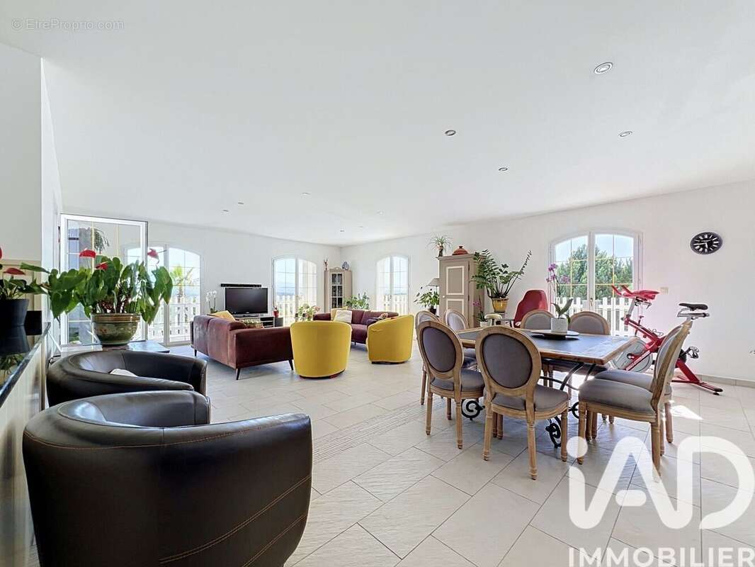 Maison 164 m² à Arnaud-Guilhem  - photo 7