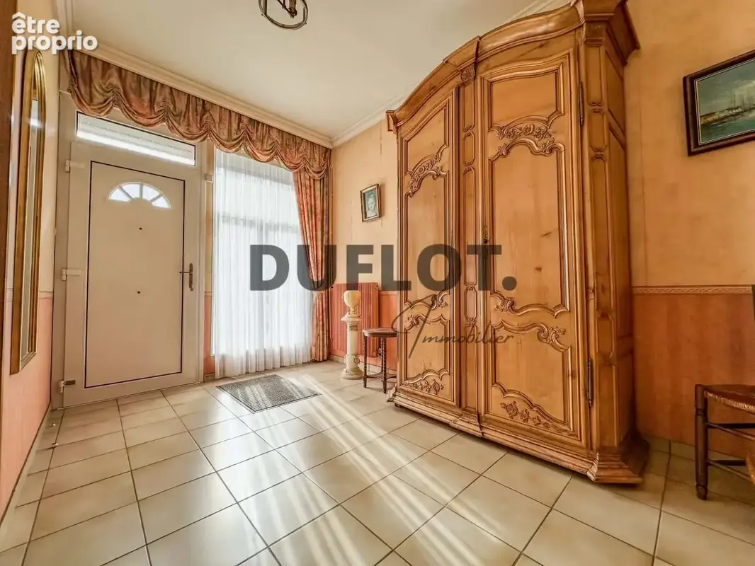 Grande mitoyenne atypique avec 2 grands garages et superbe extérieur - photo 5
