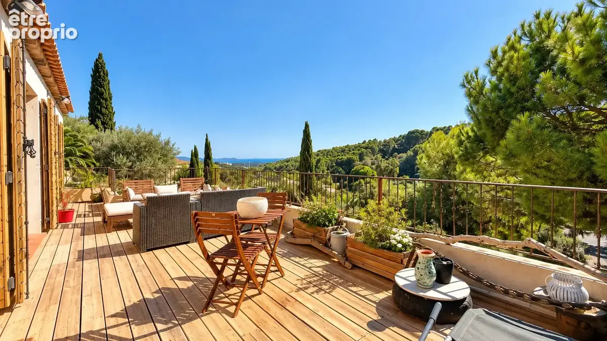Ollioules - Villa aux beaux volumes avec aperçu mer et fort potentiel - photo 10
