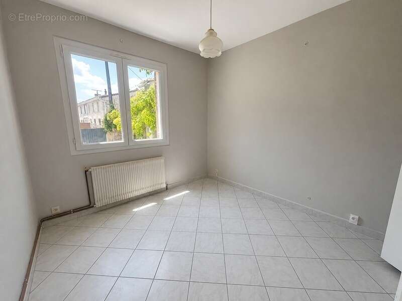 Saint-Laurent-Médoc – Maison de charme avec jardin arboré, garage en pierre de 80 m² et dépendance - photo 8