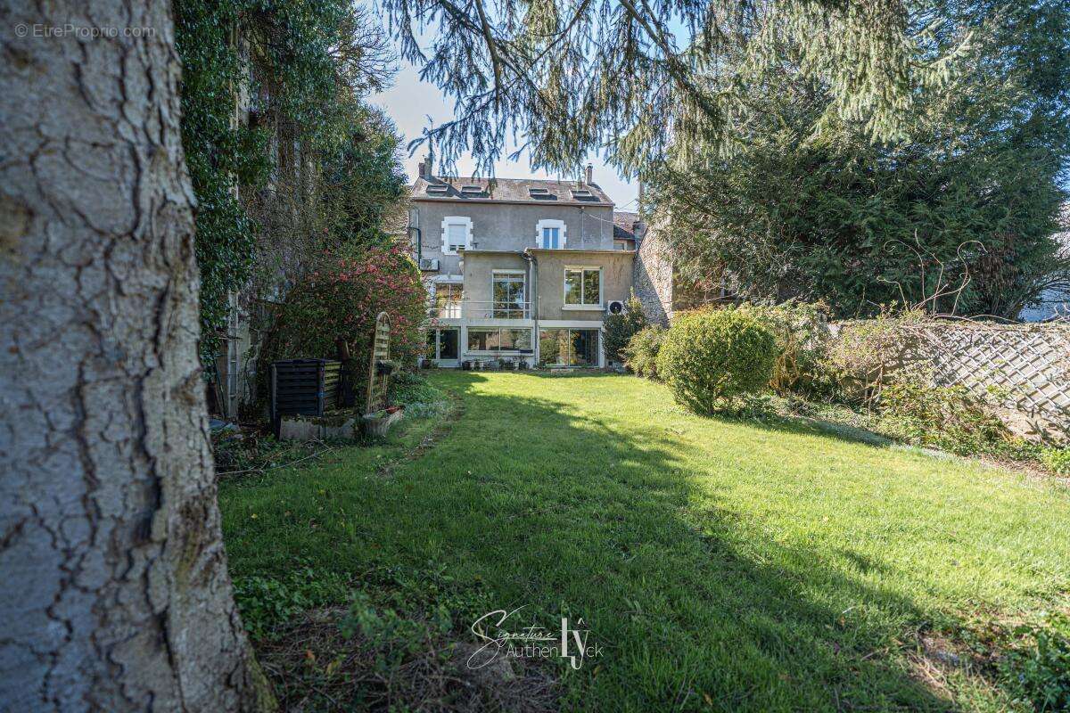 Appartement à SAINT-ETIENNE-DE-FURSAC