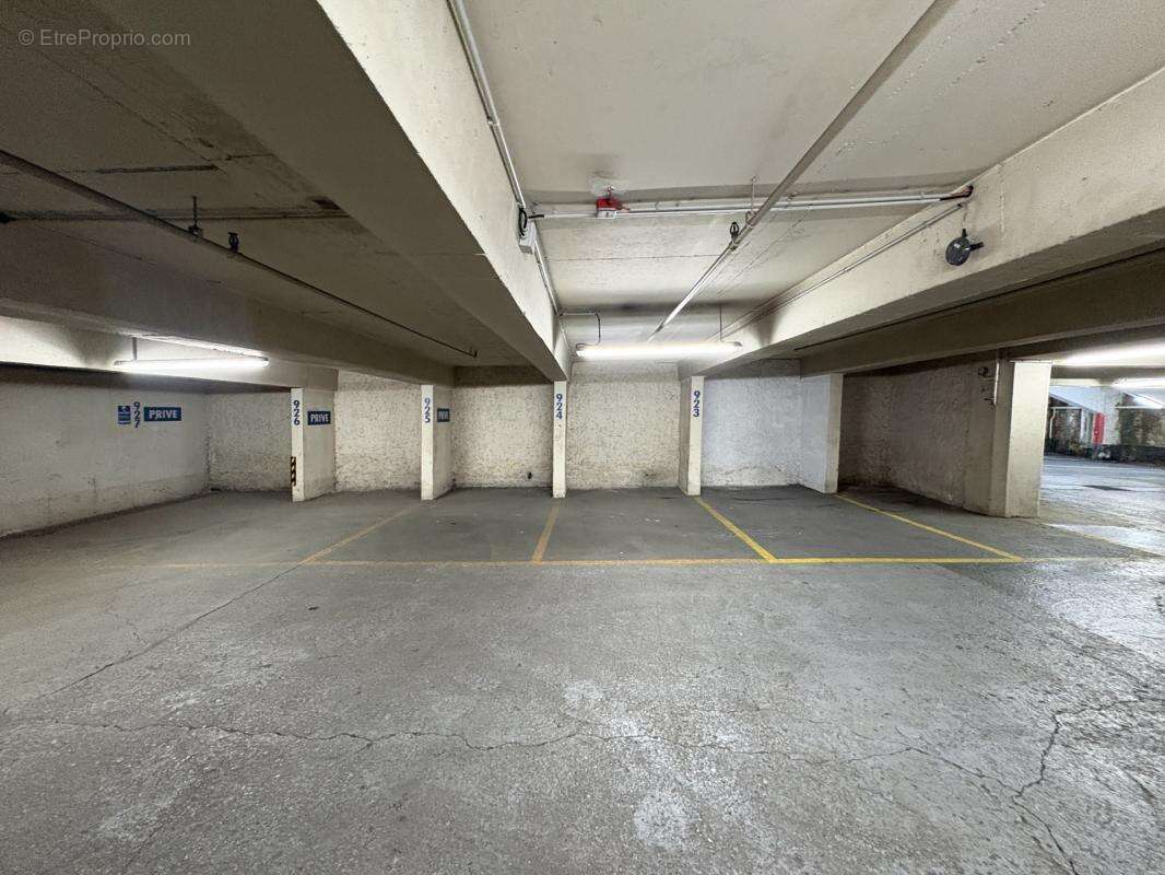 Parking à PARIS-9E