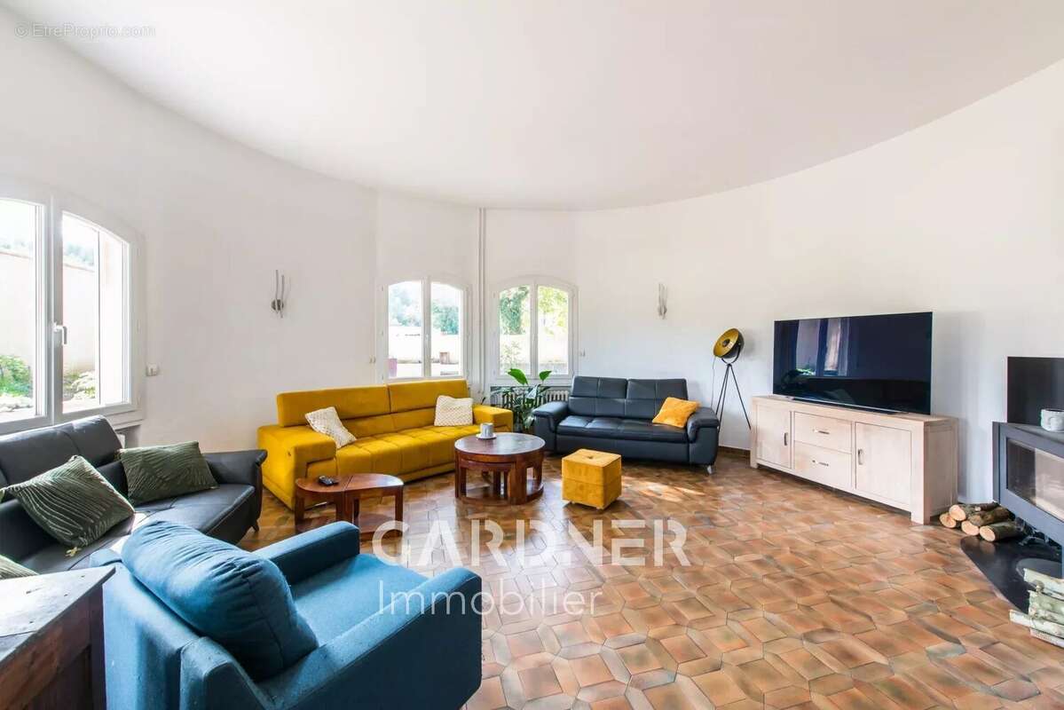 Maison de Maitre Type 7 de 220m2 + Dépendance 280m2. - photo 4