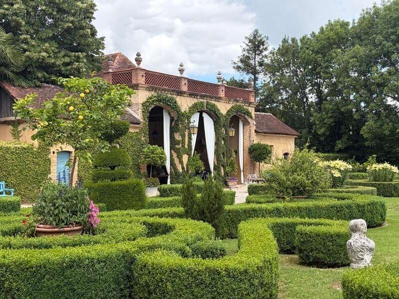 ELEGANT CHATEAU XVIIIs, sans travaux, sur 1 hectare clos de murs, jardin paysagé, chapelle, orangerie, dépendances, pour famille - photo 16