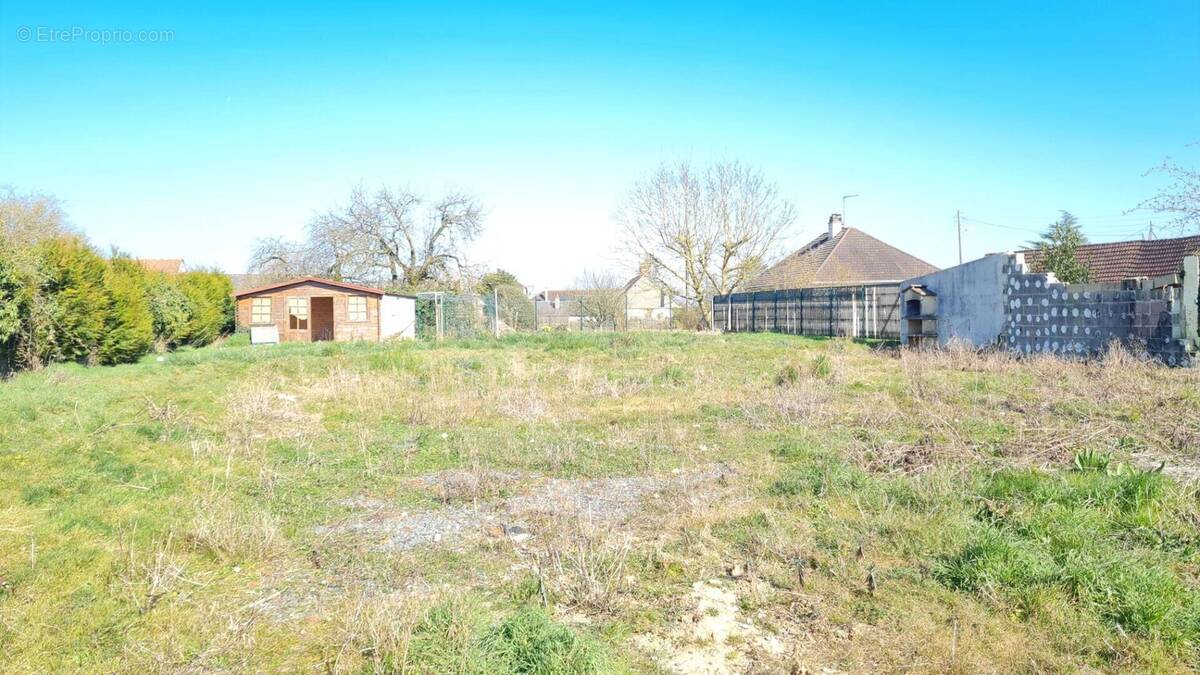 Terrain à TREMBLAY-LES-VILLAGES