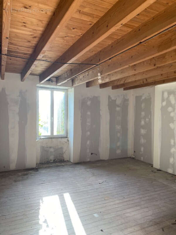 Belle maison en pierres, de 234 m2 habitables, 2 pigeonniers à rénover, hangar et dépendances - photo 9