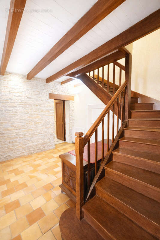Maison à SAINT-MEME-LES-CARRIERES