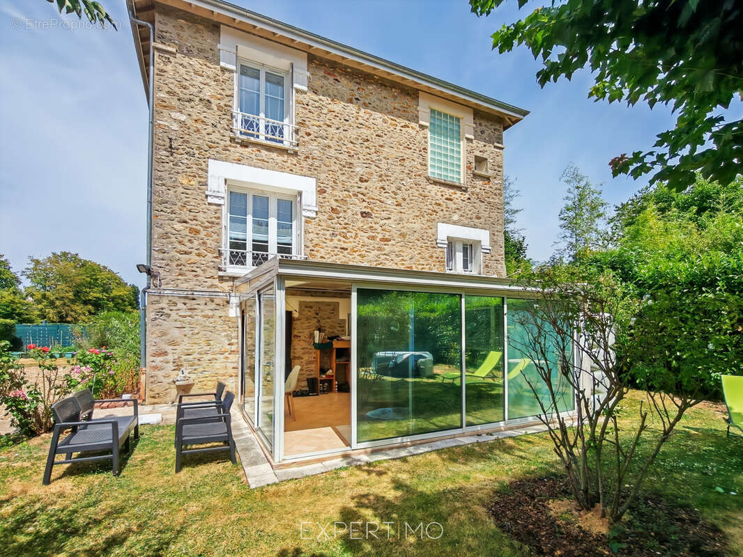 Maison de caractère rénovée avec jardin, véranda et garage - photo 20