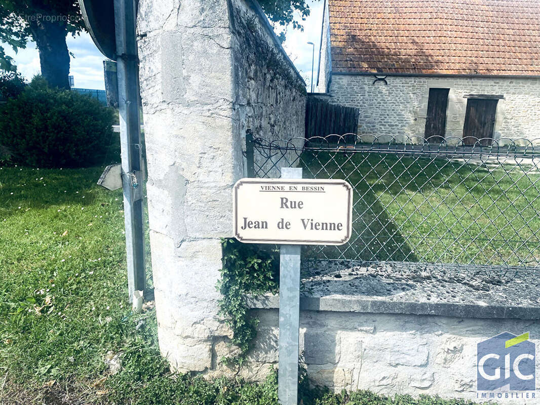 Terrain à ESQUAY-SUR-SEULLES