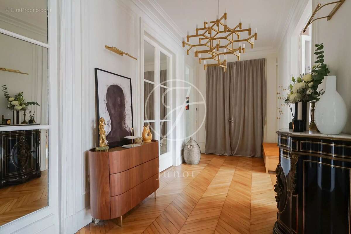 Commerce à PARIS-6E