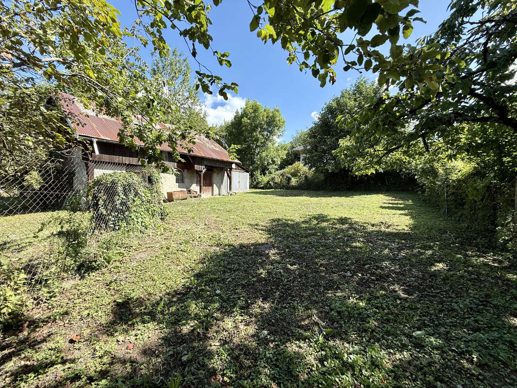 (73) Saint Avre - Terrain constructible et viabilisé - 1147m2 + 408m2 de jardin - photo 7
