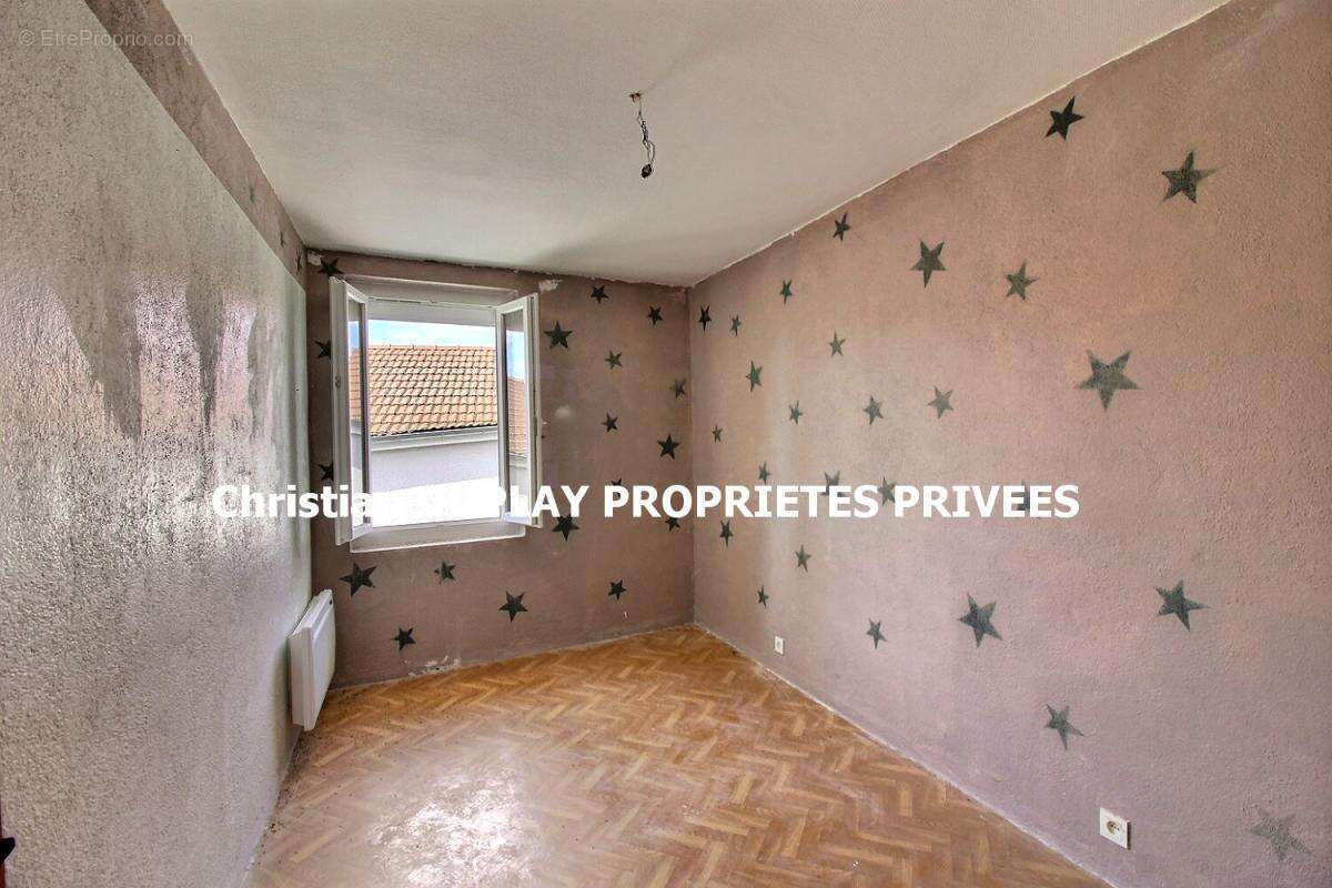 Saint Romain Lachalm 43620 Immeuble en pierre exposé Sud sur trois niveaux 5 logements, deux garages, cave - photo 13