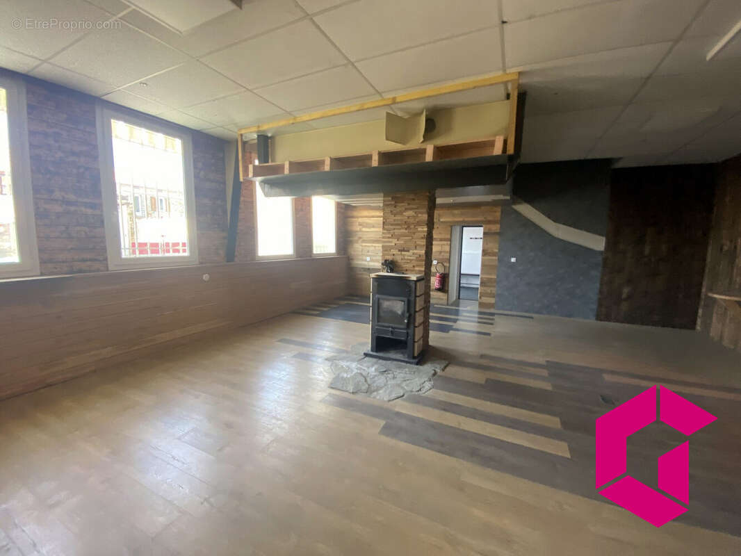 Commerce à CRAPONNE-SUR-ARZON