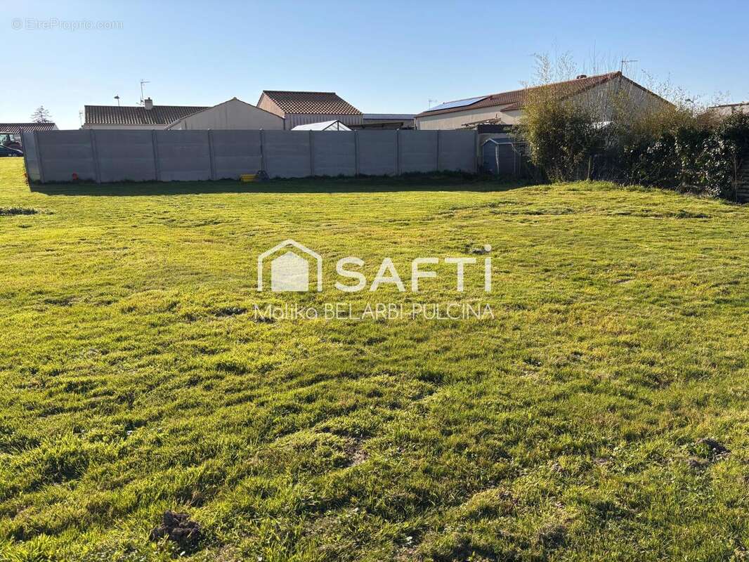 Terrain 708 m² à Saint-Mathurin  - photo 5