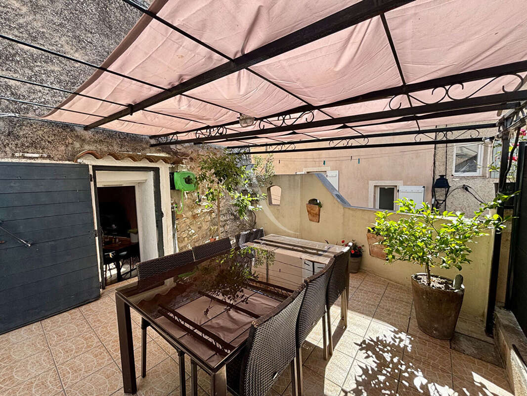 Maison de village avec terrasse, garages, cave a rians - photo 11