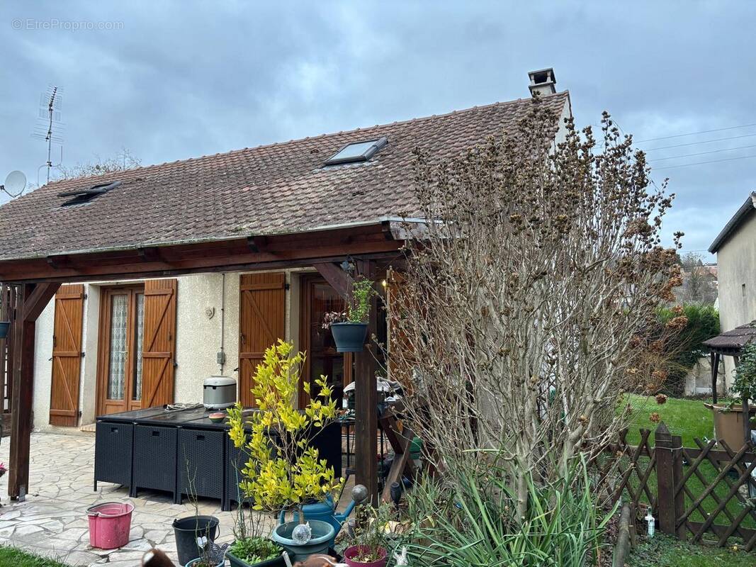 Maison à JUZIERS