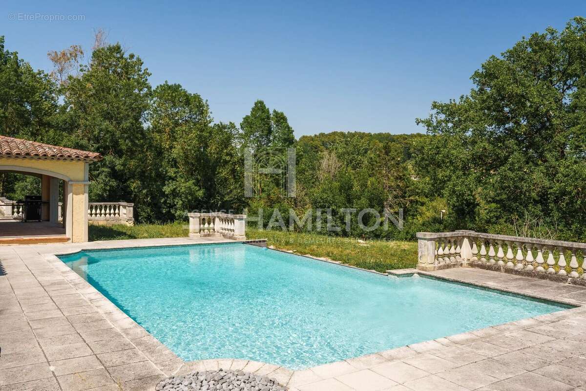 Maison à CHATEAUNEUF-GRASSE