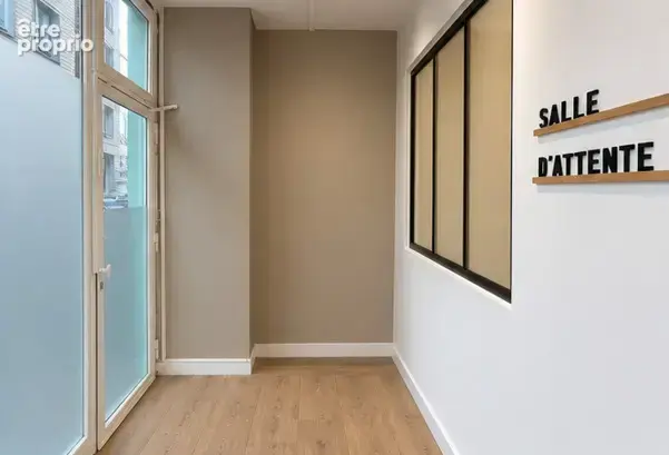 A vendre, à proximité de la place Felix Eboué, local commercial de 55 m² - photo 4