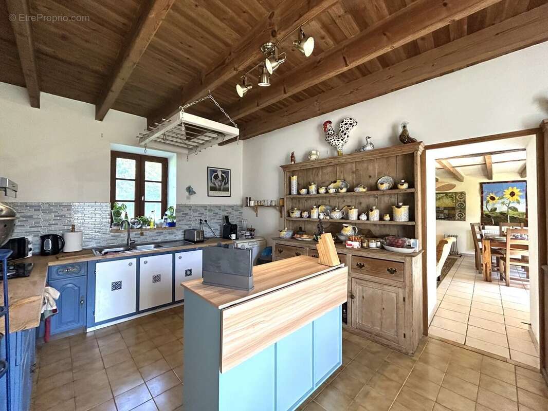 Jolie maison en pierre de 3 chambres avec grand jardin et grange, près de Civray - photo 4