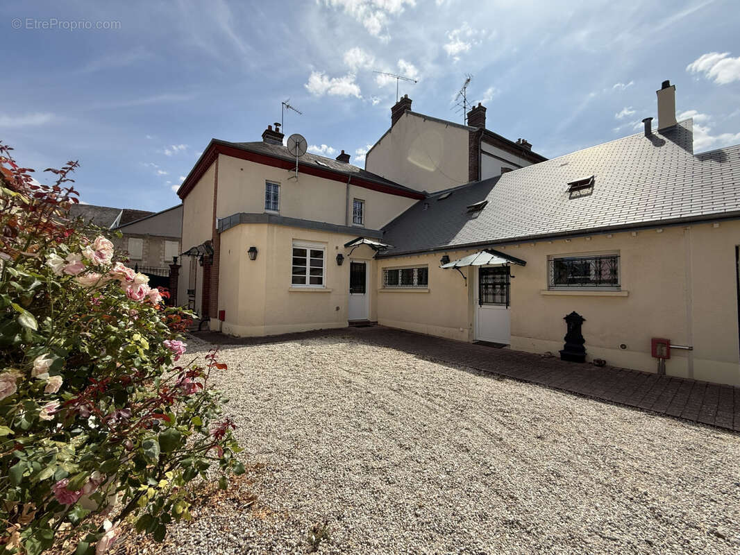 Centre ville / maison de caractere / jardin 3 chambres / double garage - photo 2