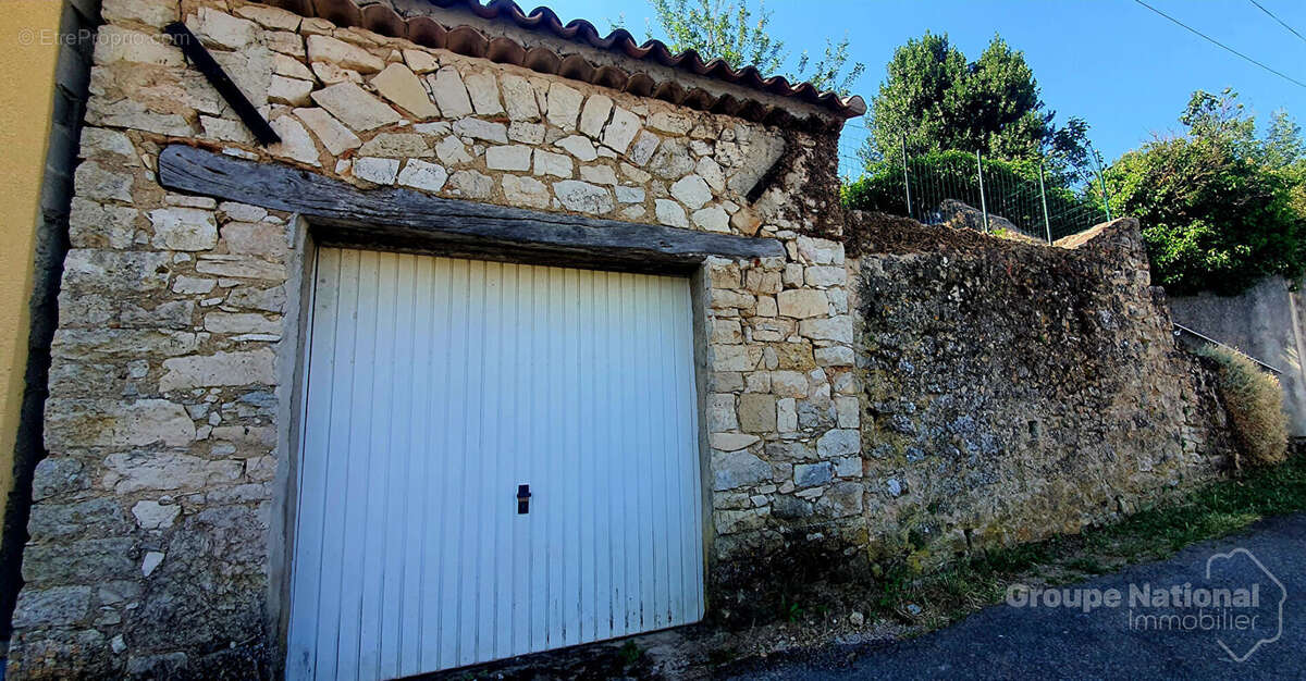 EN EXCLUSIVITÉ  Terrain constructible de 990 m² à proximité du centre du village - photo 4