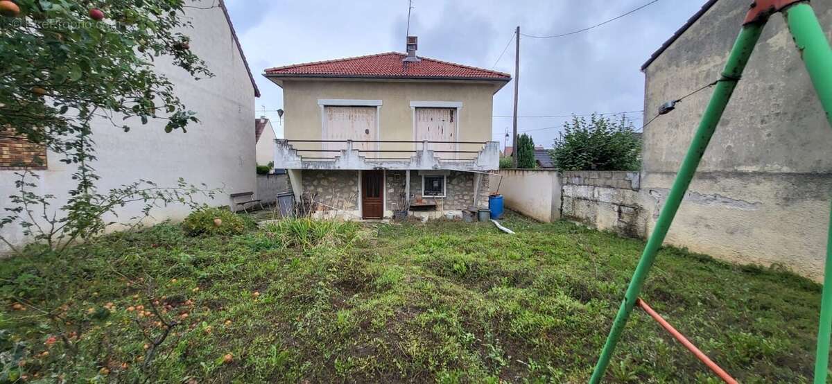 Maison à LES CLAYES-SOUS-BOIS