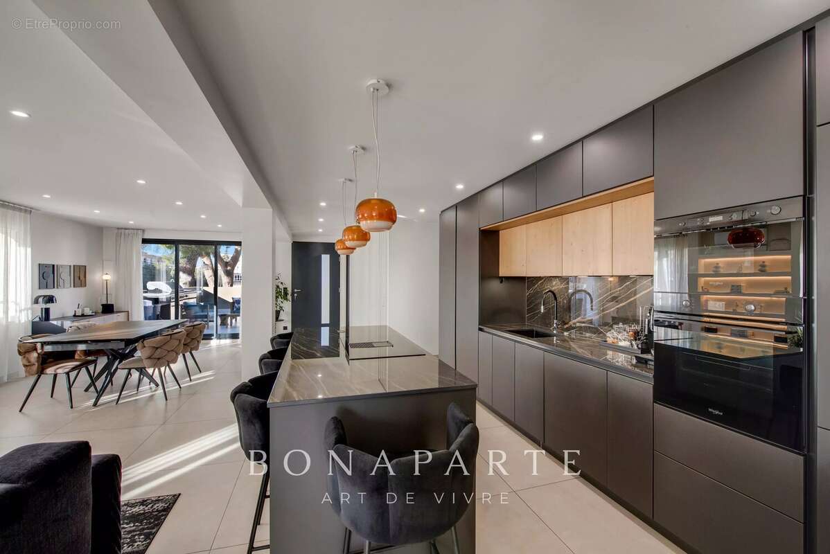 Appartement d’exception T3 125m² rénové avec vaste terrasse en plein cœur de Saint-Raphaël - photo 9