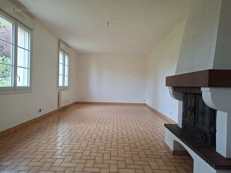 Maison à AMBRIERES-LES-VALLEES