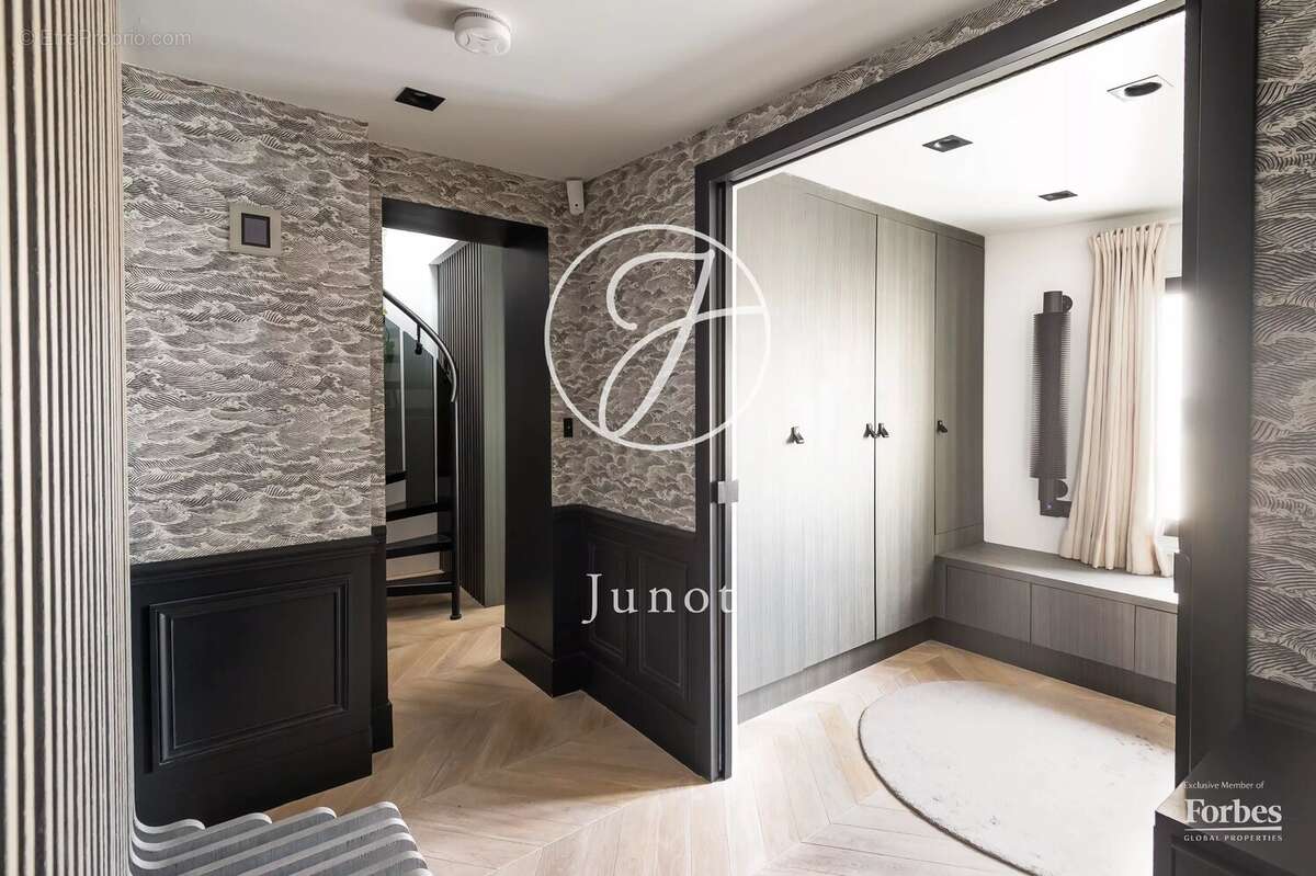 Appartement à PARIS-1E