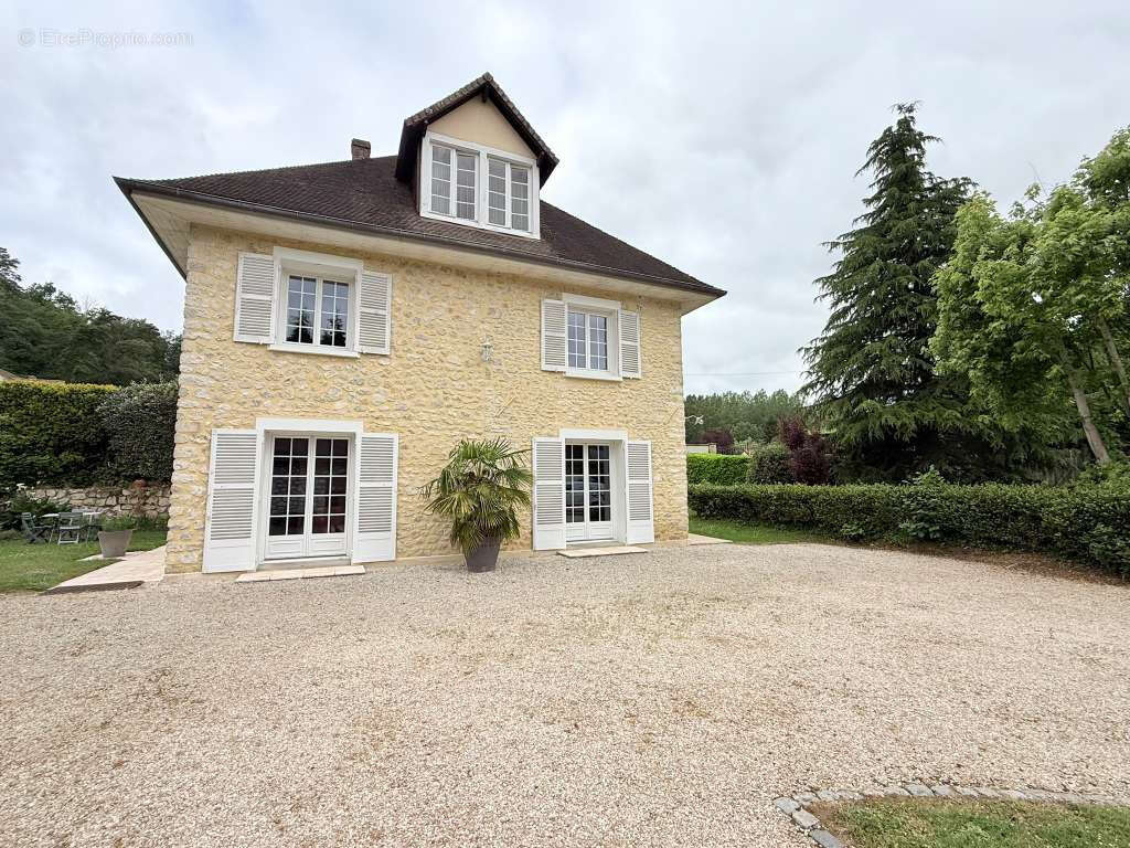 Authentique maison en pierre avec 4 chambres, dépendances et terrain de 2 207 m2 - photo 19