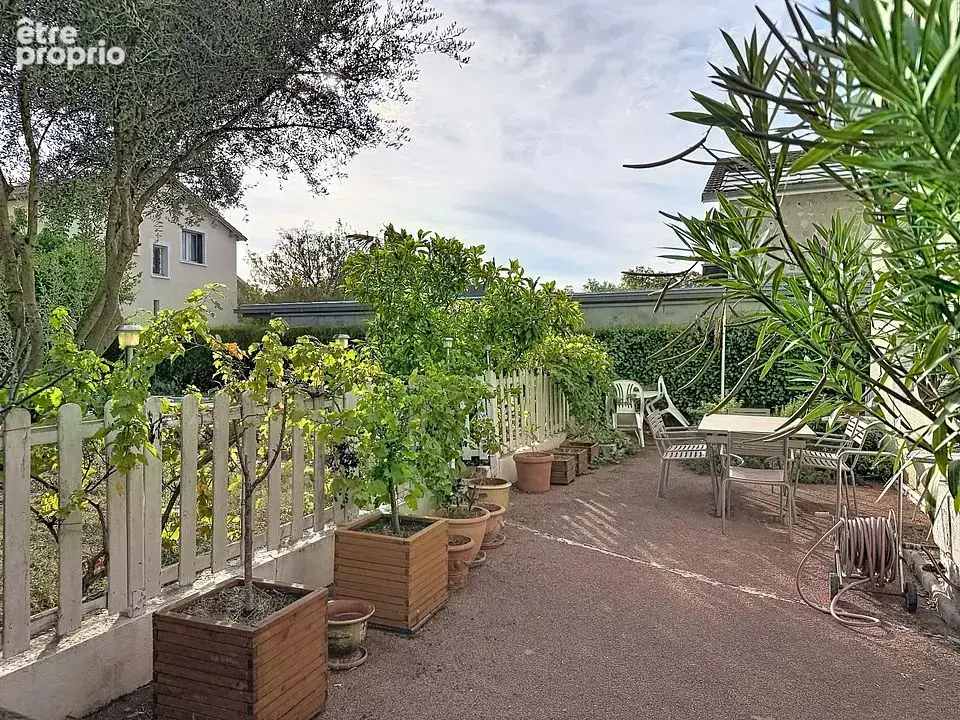 Une maison proche Voie Verte et métro Cuire - photo 5