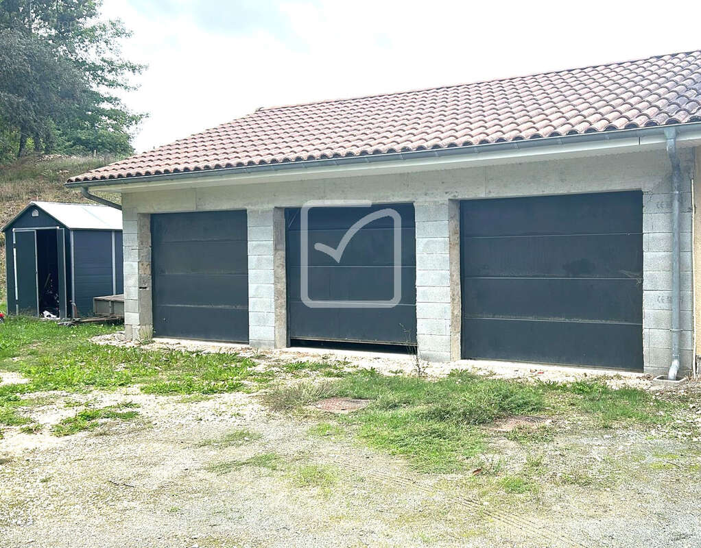 Maison de plain pied  - 150m2 - 5 chambres+ bureau et salle de jeux - 4150m2 de terrain et bois. - photo 5
