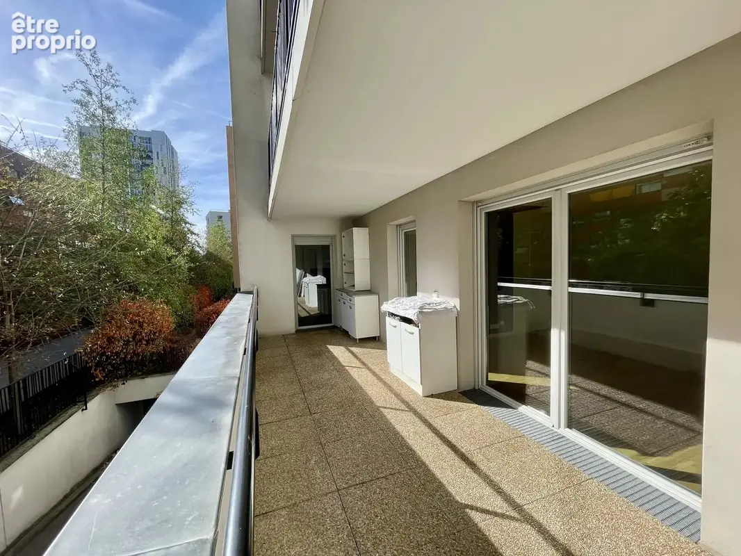 Bobigny metro ligne 5 - f3 avec terrasse et parking ! - photo 3