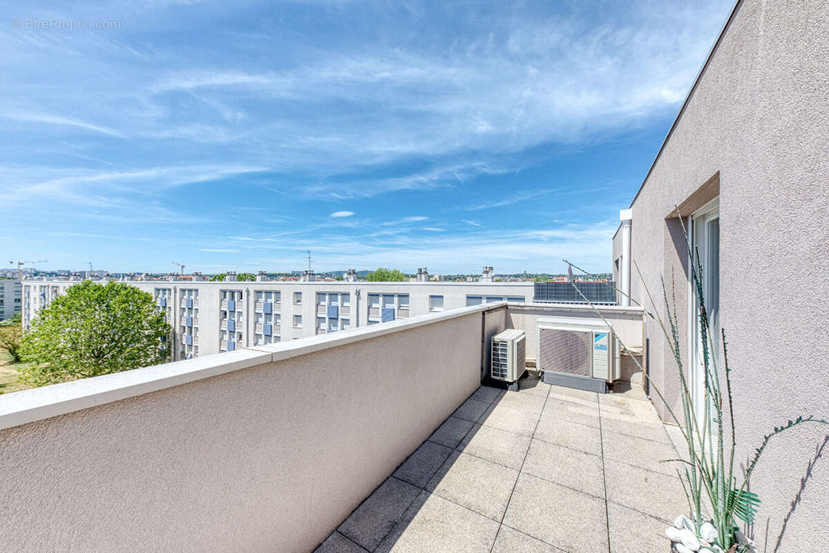 Dernier étage T4 récent avec 2 terrasses, garage et climatisation - photo 11