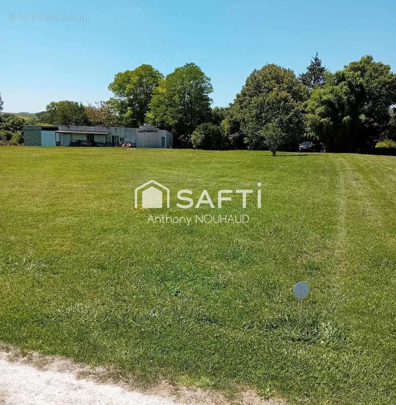 Terrain 1170 m² à Criteuil-La-Magdeleine  - photo 3