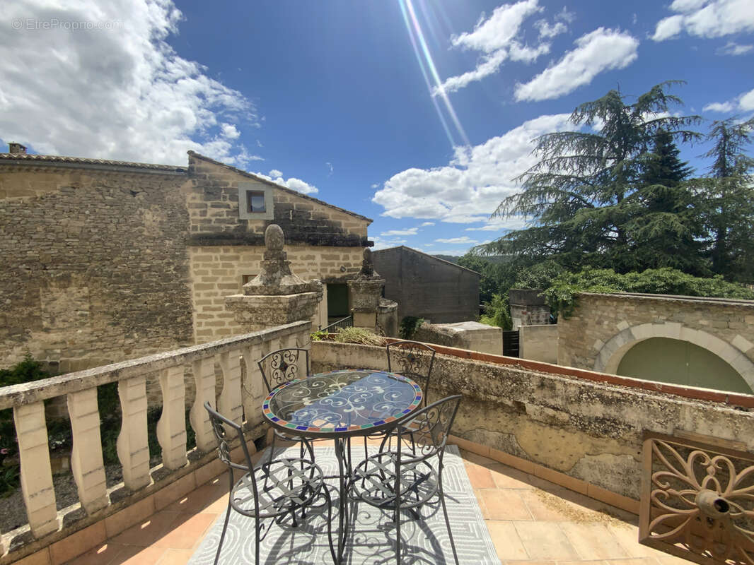 Mas de village du XIXo siècle avec cour , piscine dans un village avec commerces. - photo 6