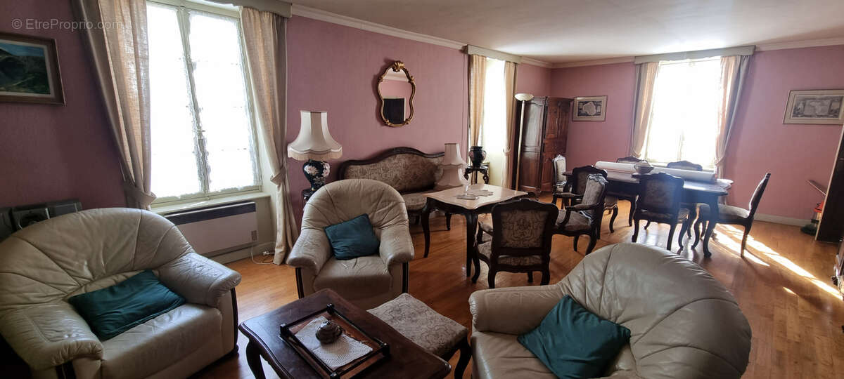 Maison à ENTRAYGUES-SUR-TRUYERE
